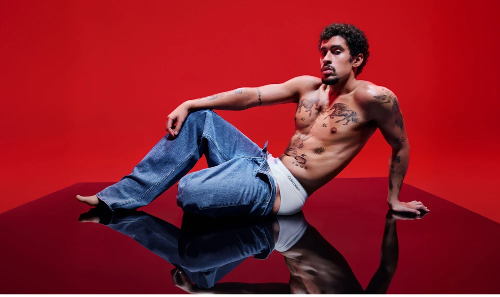 Мужская модель в джинсах Calvin Klein