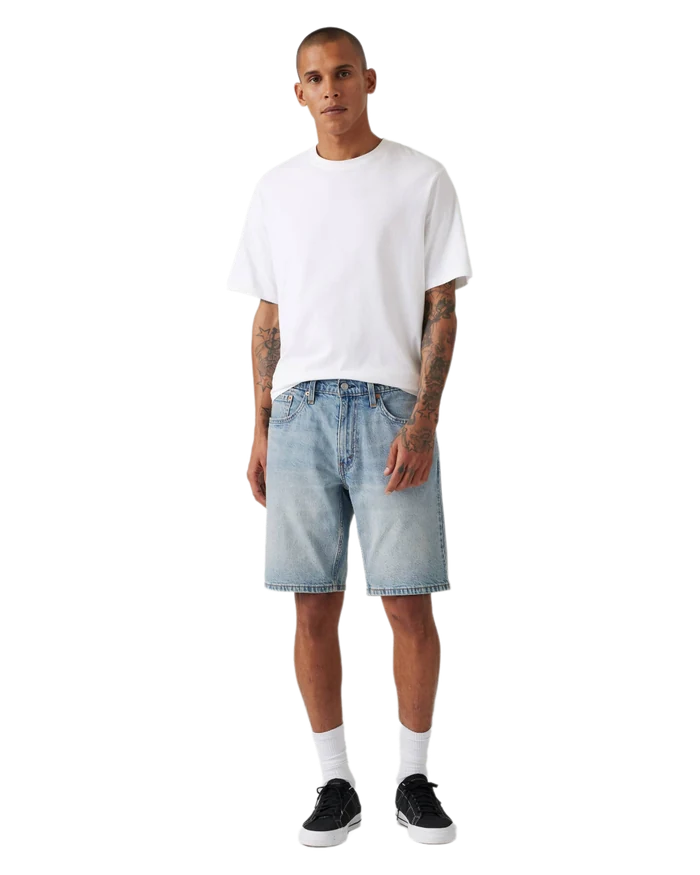 Мужская модель в футболке Levi's и джинсовых шортах