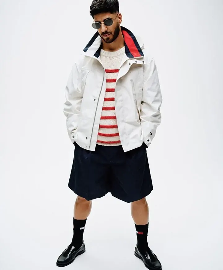 Мужская модель Tommy Hilfiger в белой куртке
